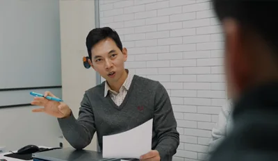 기획안을 들고 설명하는 팀원
