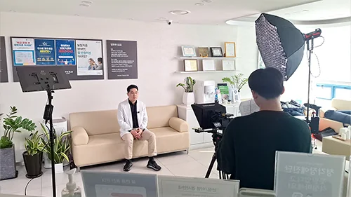 스튜디오에서 인터뷰를 촬영하는 모습